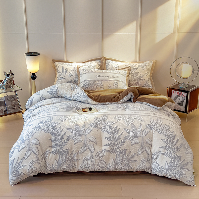 百丽安娜提花牛奶绒冬被-花忆