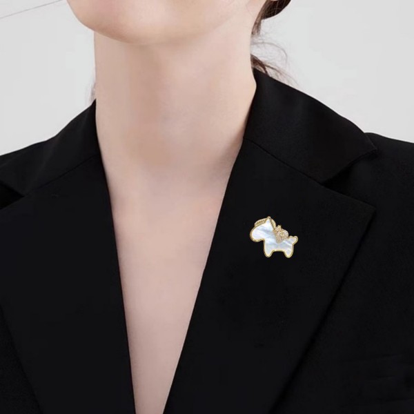 聚運(yùn)鑫馬上福到小馬胸針女性好禮