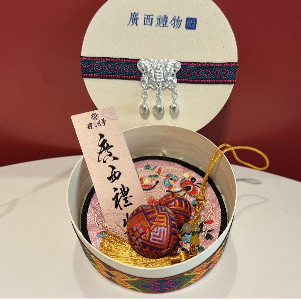 壮锦葫芦挂件礼盒